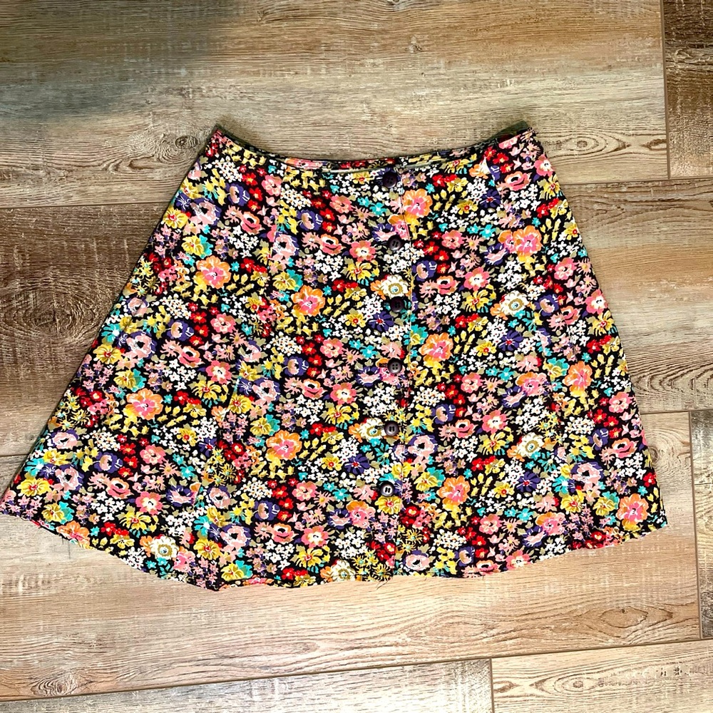 Vintage ‘90s Floral A-Line Button-Front mini Skirt -Express
SZ. 5